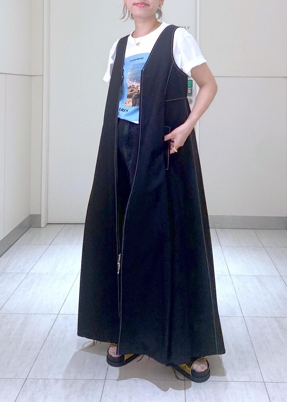 「GANNI、ガニー、逸品、24SS、24SS夏の新作、SALE、SALEアイテム、セールアイテム、ママ、ママコーデ、A WEEK ABROAD、Tシャツ、Tシャツコーデ、デニムコーデ、夏コーデ」|「ADAM ET ROPE'のダブルバックルプラットフォームサンダル(サンダル、ゴールド系)」を使った、KUBOTAさん(レディース・159cm)の夏コーディネートの5枚目の写真