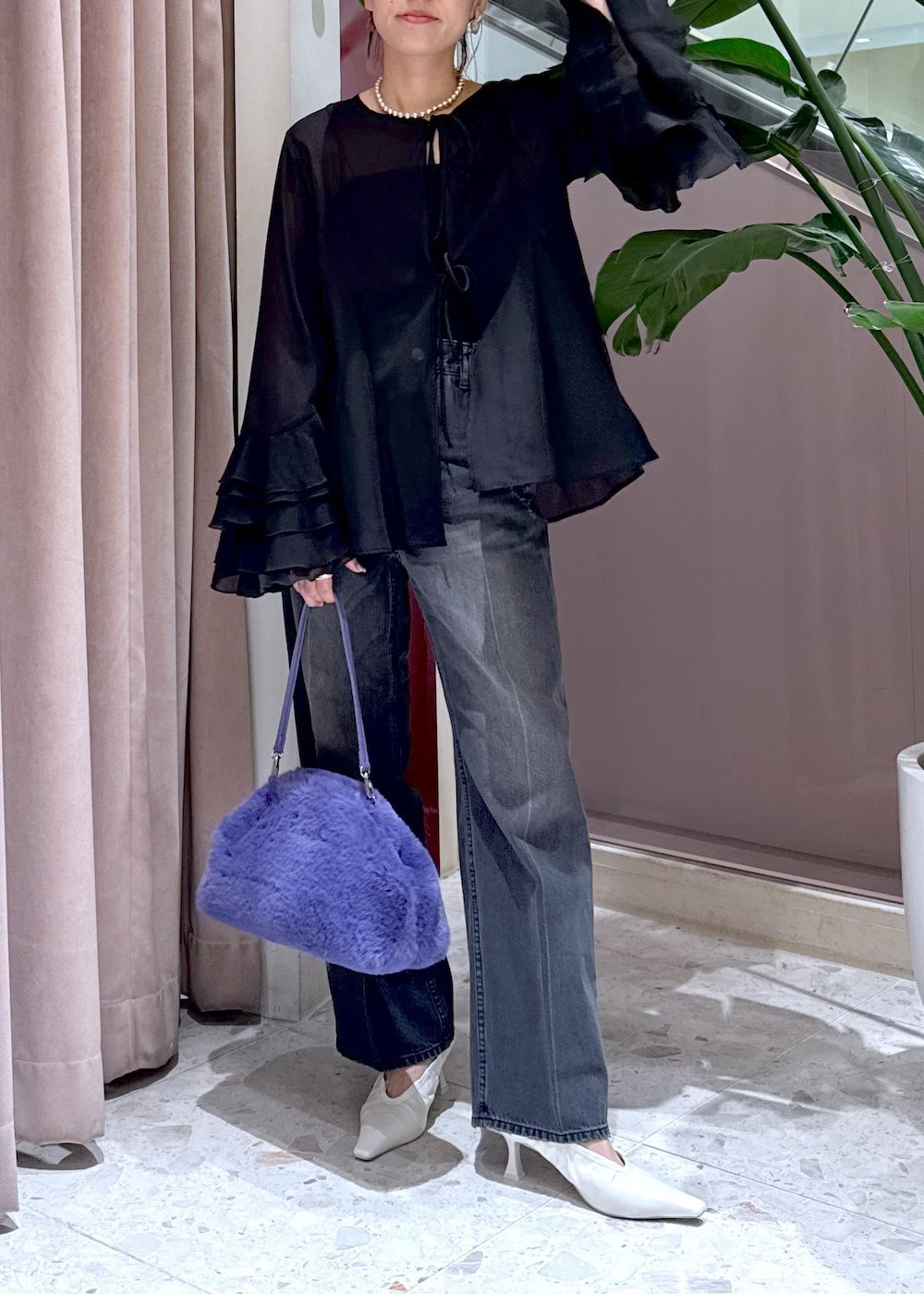 「ラッフルスリーブ、ブラウス、イヤリング、デニム、ママ、ママコーデ、パンプス、ファー、ファーバッグ、24aw、24aw秋の新作、キレイめカジュアル、初秋コーデ、秋コーデ、セレモニーコーデ」|「ADAM ET ROPE'のギャザーパンプス(パンプス、ホワイト系)」を使った、KUBOTAさん(レディース・159cm)の秋コーディネートの7枚目の写真