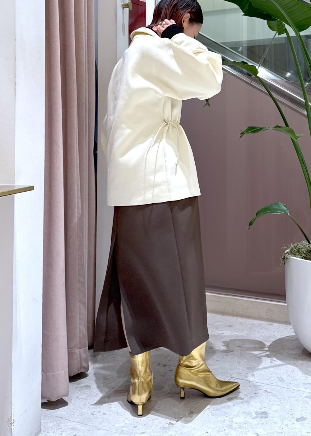 「コクーンスカート、スパンコール、巾着バッグ、セールアイテム、セール、24aw、24aw冬の新作、ママ、ママコーデ、大人コーデ、大人、初冬コーデ、冬コーデ、お出かけコーデ、旅行コーデ」|「ADAM ET ROPE'のポインテッドストレッチブーツ(ブーツ、ゴールド系)」を使った、KUBOTAさん(レディース・159cm)の冬コーディネートの7枚目の写真
