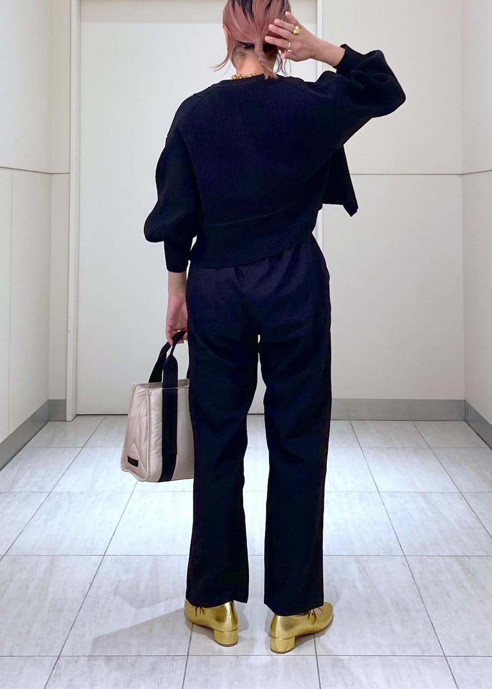 「GANNI、GANNI for ADAM ET ROPÉ、ガニー、メリージェーン、WEB限定、ペプラム、2way、グラミチ、GRAMICCI、GRAMICCI for ADAM ET ROPÉ、ママ、ママコーデ、大人かわいい、休日スタイル、通勤コーデ」|「ADAM ET ROPE'のcoffee beans necklace(ネックレス、ゴールド系)」を使った、KUBOTAさん(レディース・159cm)の夏コーディネートの5枚目の写真