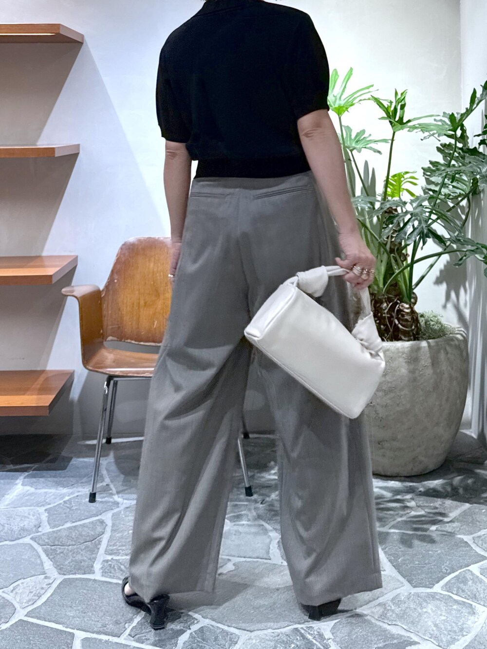 「デザイントップス、リボン、ワイドパンツ、スラックスパンツ、25ss、25ss春の新作、ママ、ママコーデ、大人コーデ、キレイめカジュアル、初春コーデ、春コーデ、デートコーデ、お出かけコーデ、旅行コーデ」|「ADAM ET ROPE'のポインテッドウェーブミュール(サンダル、ブラック系)」を使った、KUBOTAさん(レディース・159cm)の春コーディネートの4枚目の写真