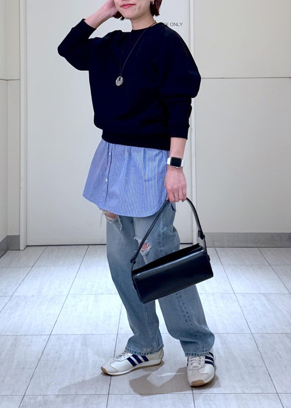 「デニム、ブローチ、HOMME girls、オムガール、25ss、25ss春の新作、大人、大人コーデ、ママコーデ、ママ、初春コーデ、デートコーデ、お出かけコーデ、旅行コーデ、推し活コーデ」|「ADAM ET ROPE'のボックスミニショルダーバッグ(ハンドバッグ、ブラック系)」を使った、KUBOTAさん(レディース・159cm)の冬コーディネートの3枚目の写真
