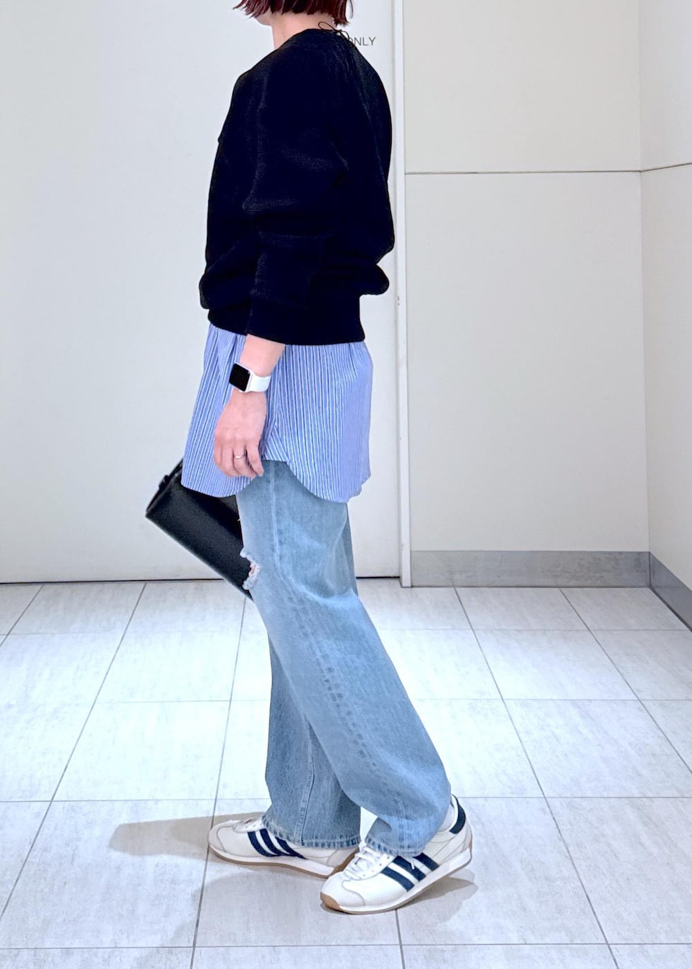 「デニム、ブローチ、HOMME girls、オムガール、25ss、25ss春の新作、大人、大人コーデ、ママコーデ、ママ、初春コーデ、デートコーデ、お出かけコーデ、旅行コーデ、推し活コーデ」|「ADAM ET ROPE'のボックスミニショルダーバッグ(ハンドバッグ、ブラック系)」を使った、KUBOTAさん(レディース・159cm)の冬コーディネートの6枚目の写真