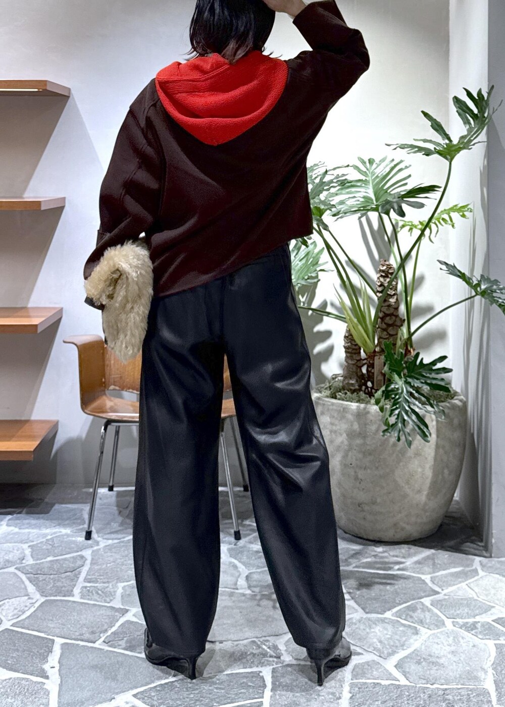 ブラック系のパンプス、ホワイト系のTシャツ/カットソー、ブラック系のその他パンツを着用したレディースの秋コーディネートの6枚目の写真