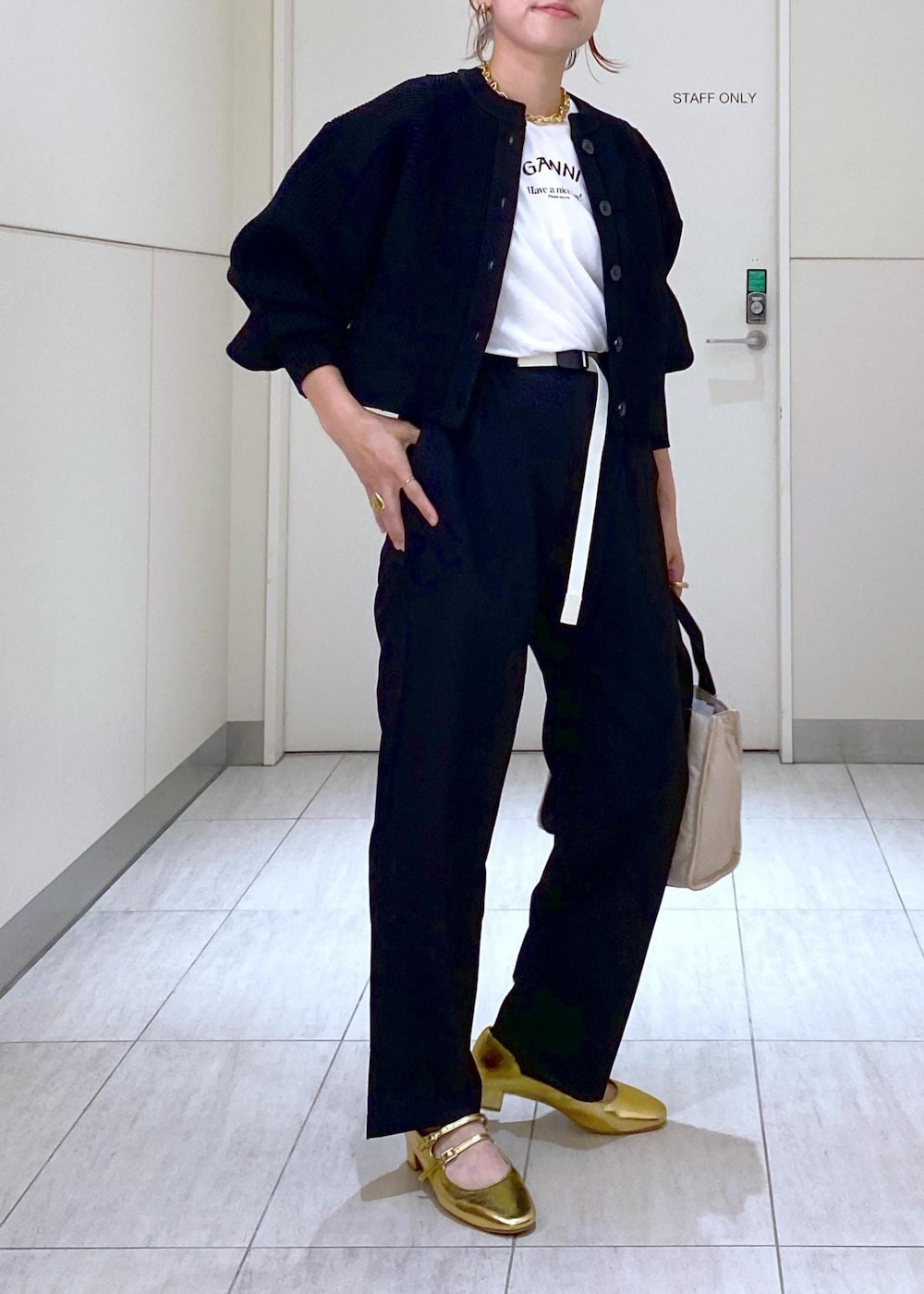 「GANNI、GANNI for ADAM ET ROPÉ、ガニー、メリージェーン、WEB限定、ペプラム、2way、グラミチ、GRAMICCI、GRAMICCI for ADAM ET ROPÉ、ママ、ママコーデ、大人かわいい、休日スタイル、通勤コーデ」|「ADAM ET ROPE'のcoffee beans necklace(ネックレス、ゴールド系)」を使った、KUBOTAさん(レディース・159cm)の夏コーディネートの3枚目の写真