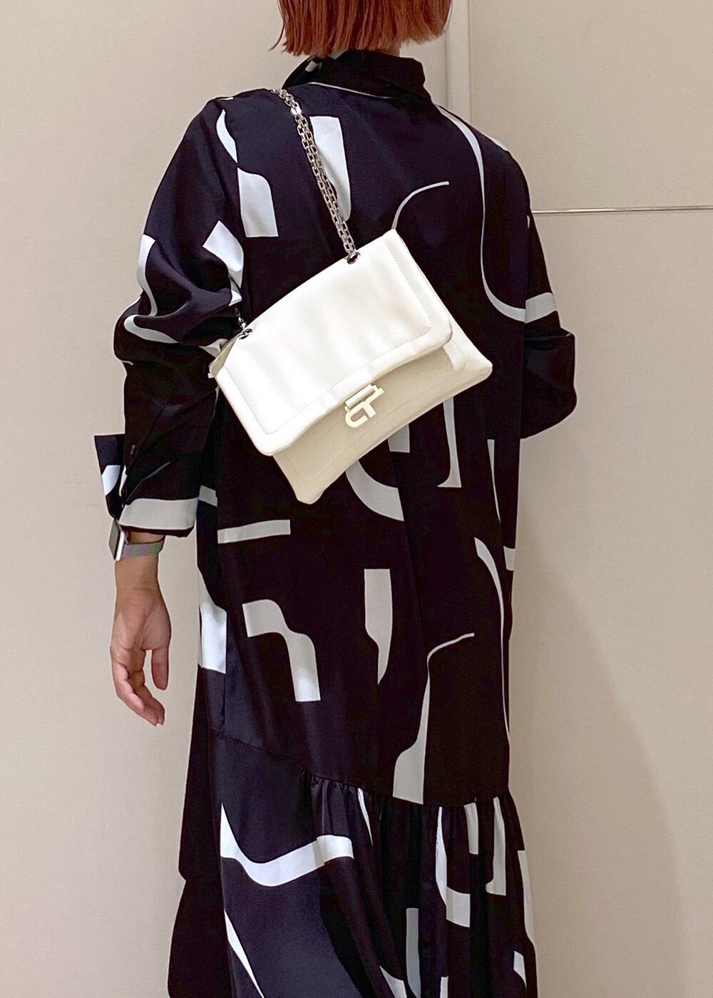 「柄ワンピ、チェーンバッグ、ロングブーツ、お呼ばれコーデ、七五三ママコーデ、ママコーデ、休日スタイル、リラックスコーデ、ADAM ET ROPÉ、骨格ウェーブ、ブルべ、きれいめカジュアル、フェミニン、モード、セレモニー」｜「ADAM ET ROPE'のナロースクエアフラットロングブーツ（ブーツ、ブラック系）」を使った、KUBOTAさん（レディース・159cm）の秋コーディネートの6枚目の写真
