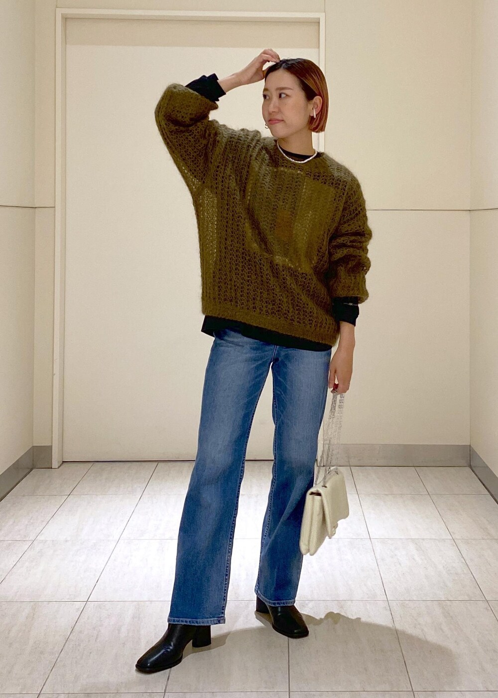 「Healthy denim、ヘルシーデニム、Hai、ハイ、パールネックレス、ショートブーツ、モヘヤ、JANE SMITH、ジェーンスミス、ママコーデ、休日スタイル、楽ちんコーデ、チェーンバッグ、ADAM ET ROPÉ、骨格ウェーブ」|「ADAM ET ROPE'のシアーモヘヤプルオーバー(ニット/セーター、ブラウン系)」を使った、KUBOTAさん(レディース・159cm)の秋コーディネートの3枚目の写真