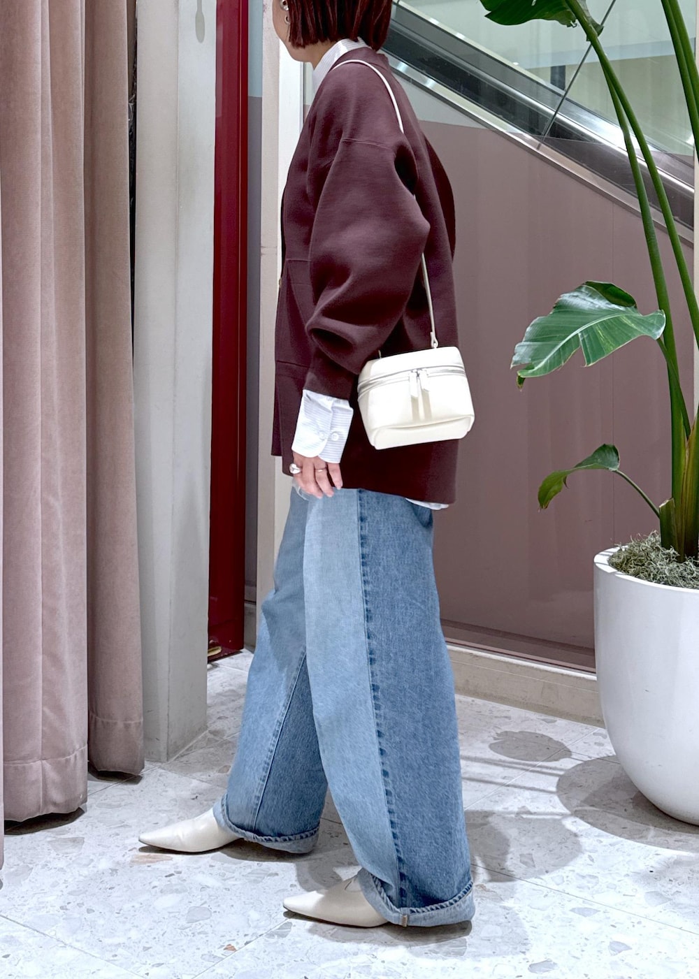 「HOMME girls、オムガール、バンドカラーシャツ、シャツ、バニティバッグ、ニードバイ、デニム、デニムコーデ、25ss、25ss春の新作、ママ、ママコーデ、休日コーデ、初春コーデ、お出かけコーデ」|「NEEDBY heritageの【NEEDBY for ADAM ET ROPE'】別注LUNA WIDE STRAIGHT(デニムパンツ、ブルー系)」を使った、KUBOTAさん(レディース・159cm)の冬コーディネートの4枚目の写真