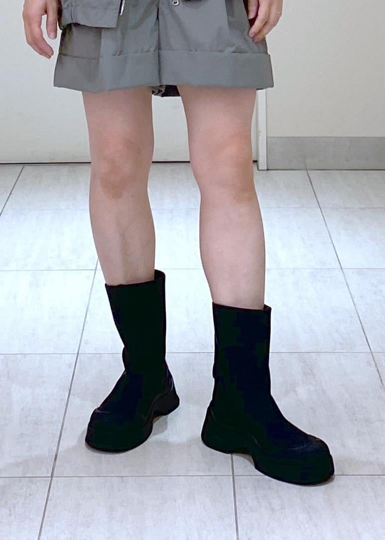 ホワイト系のニット/セーター、ベージュ系のボディバッグ/ウエストポーチ、グリーン系のその他アウターを着用したレディースの夏コーディネートの10枚目の写真