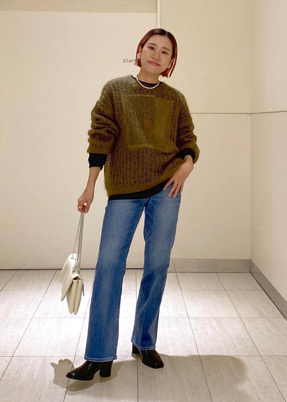 「Healthy denim、ヘルシーデニム、Hai、ハイ、パールネックレス、ショートブーツ、モヘヤ、JANE SMITH、ジェーンスミス、ママコーデ、休日スタイル、楽ちんコーデ、チェーンバッグ、ADAM ET ROPÉ、骨格ウェーブ」|「ADAM ET ROPE'のシアーモヘヤプルオーバー(ニット/セーター、ブラウン系)」を使った、KUBOTAさん(レディース・159cm)の秋コーディネートの8枚目の写真