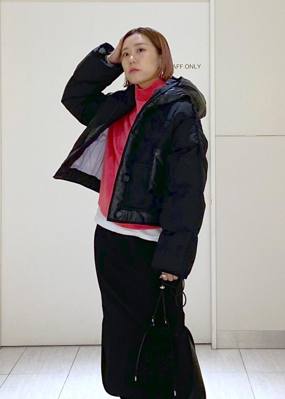 ピンク系のニット/セーター、ブラック系のブーツ、ブラック系のショルダーバッグを着用したレディースの秋コーディネートの7枚目の写真