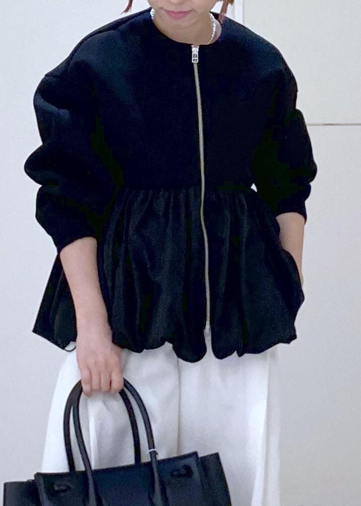 ホワイト系のその他パンツ、ブラック系のカーディガン/ボレロ、シルバー系のパンプスを着用したレディースの冬コーディネートの7枚目の写真