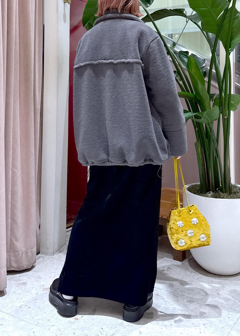 ブラック系のサンダル、グレー系のブルゾン、イエロー系のハンドバッグを着用したレディースの秋コーディネートの5枚目の写真