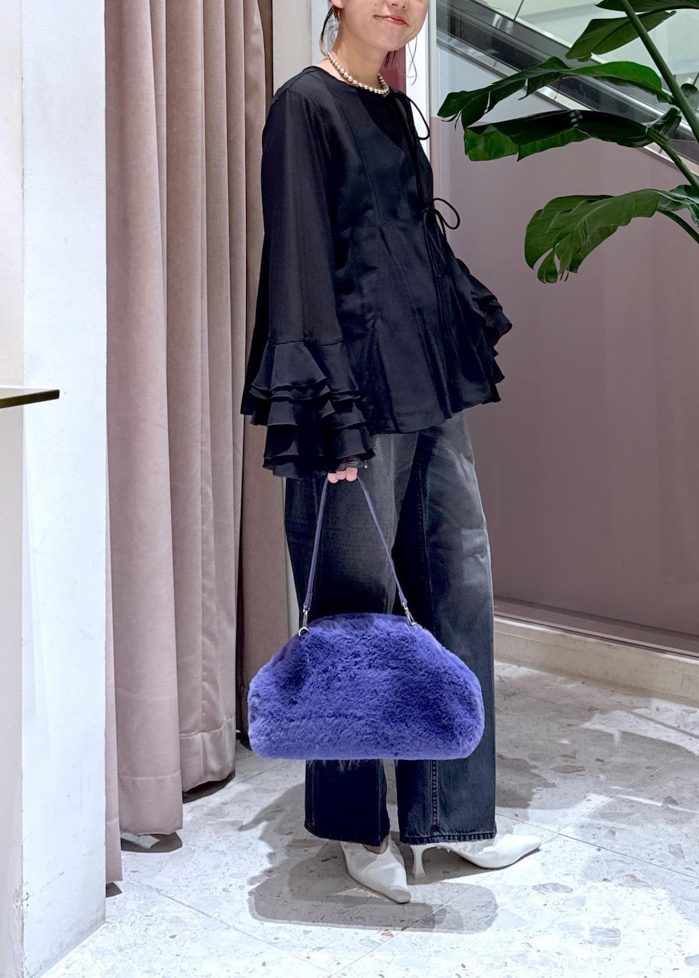 「ラッフルスリーブ、ブラウス、イヤリング、デニム、ママ、ママコーデ、パンプス、ファー、ファーバッグ、24aw、24aw秋の新作、キレイめカジュアル、初秋コーデ、秋コーデ、セレモニーコーデ」|「ADAM ET ROPE'のギャザーパンプス(パンプス、ホワイト系)」を使った、KUBOTAさん(レディース・159cm)の秋コーディネートの6枚目の写真