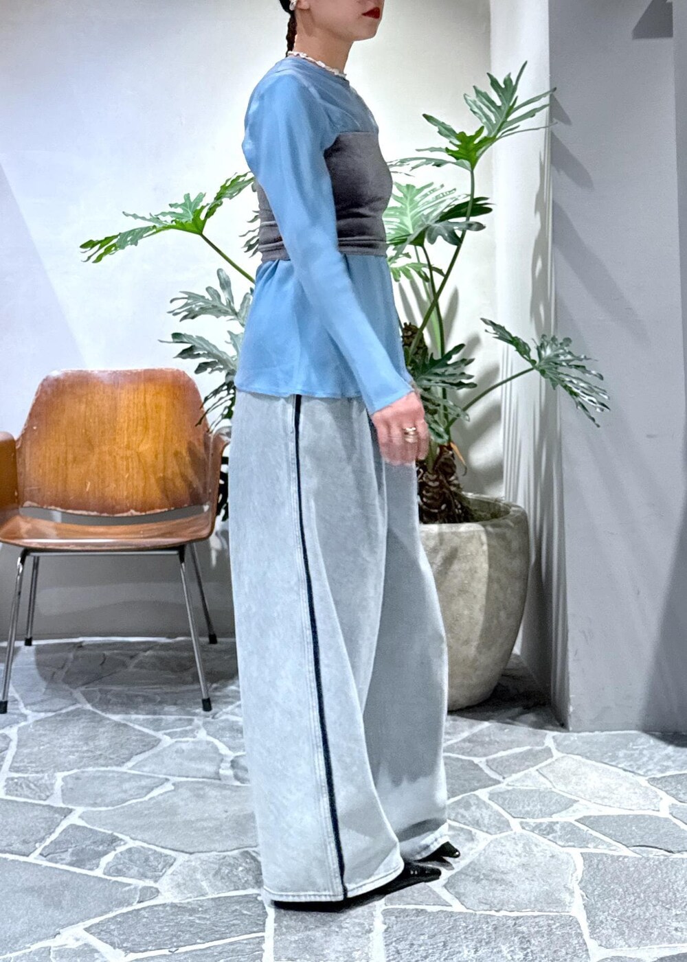 ブラック系のサンダル、ブラウン系のキャミソール、ブルー系のデニムパンツを着用したレディースの秋コーディネートの5枚目の写真