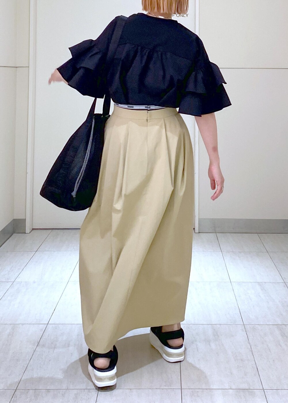 「24SS、24SS春の新作、24SS夏の新作、大人かわいい、大人フェミニン、カジュアルフェミニン、休日スタイル、休日コーデ、お出かけコーデ、ママコーデ、30代、フォトT、ラッフルT、チノ、NOMADIS」｜「ADAM ET ROPE'のコネクトチェーンネックレス（ネックレス、シルバー系）」を使った、KUBOTAさん（レディース・159cm）の春コーディネートの4枚目の写真
