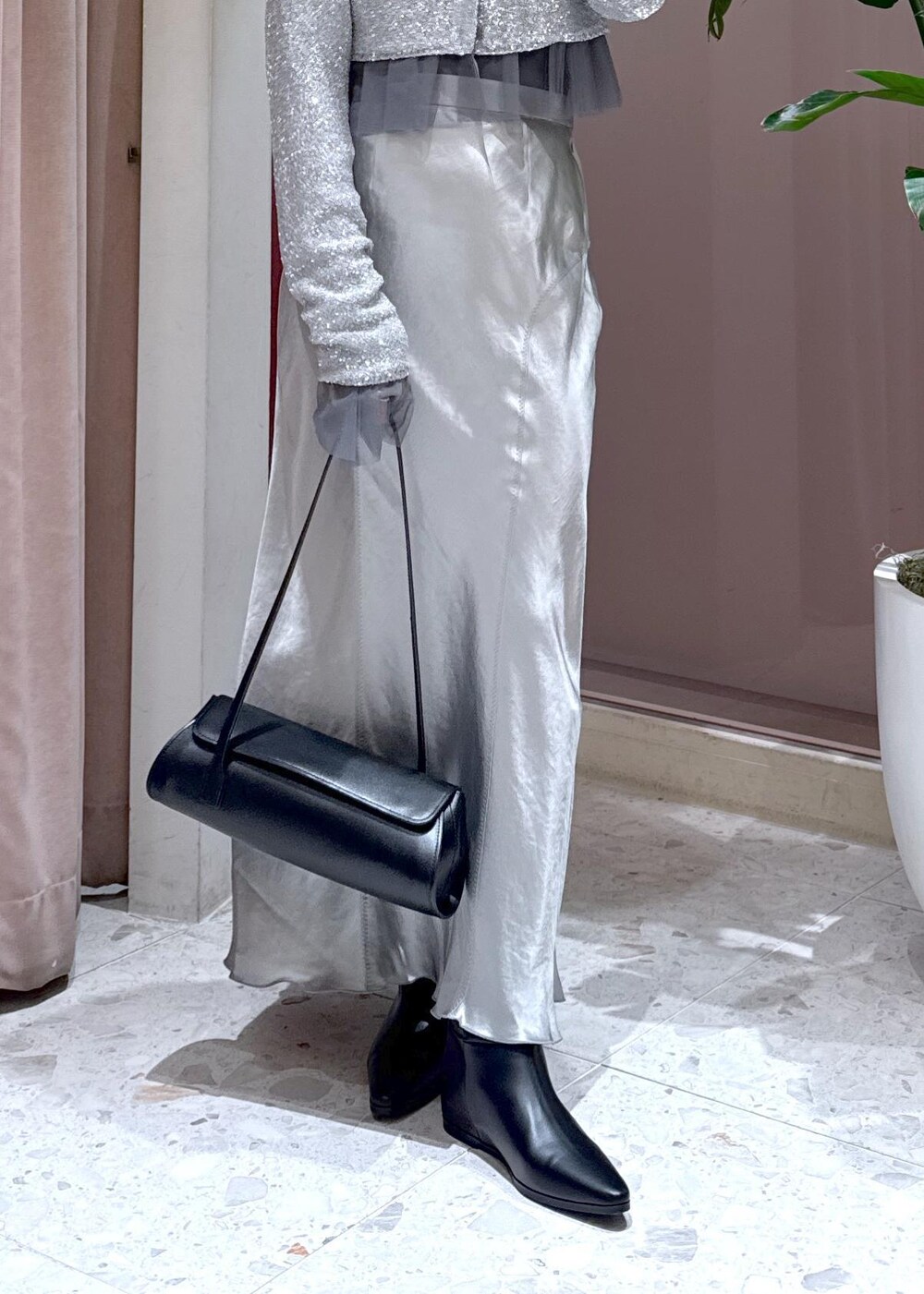 ブラック系のショルダーバッグ、ブラック系のブーツ、グレー系のカーディガン/ボレロを着用したレディースの冬コーディネートの9枚目の写真