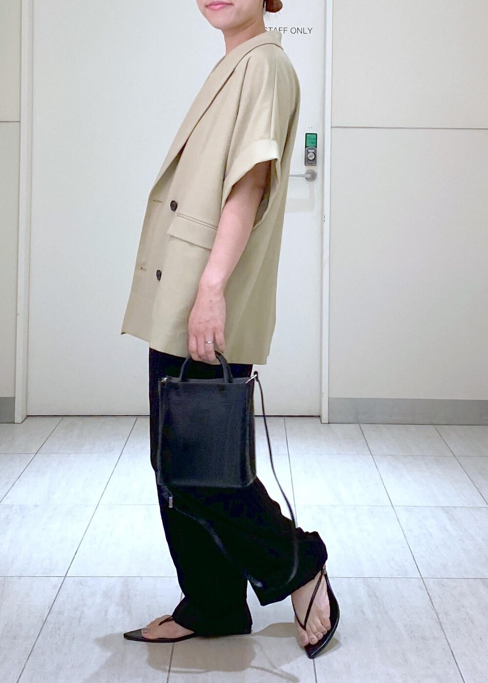 「jane smith、ジェーンスミス、ビーチサンダル、トングサンダル、Ben Amun、ベンアムン、24SS、24SS夏の新作、24AW、24AW秋の新作、ママ、ママコーデ、ジャケットコーデ、ショルダーバッグ、レザーバッグ」｜「ADAM ET ROPE'のストラップビーチサンダル（サンダル、ブラック系）」を使った、KUBOTAさん（レディース・159cm）の夏コーディネートの5枚目の写真