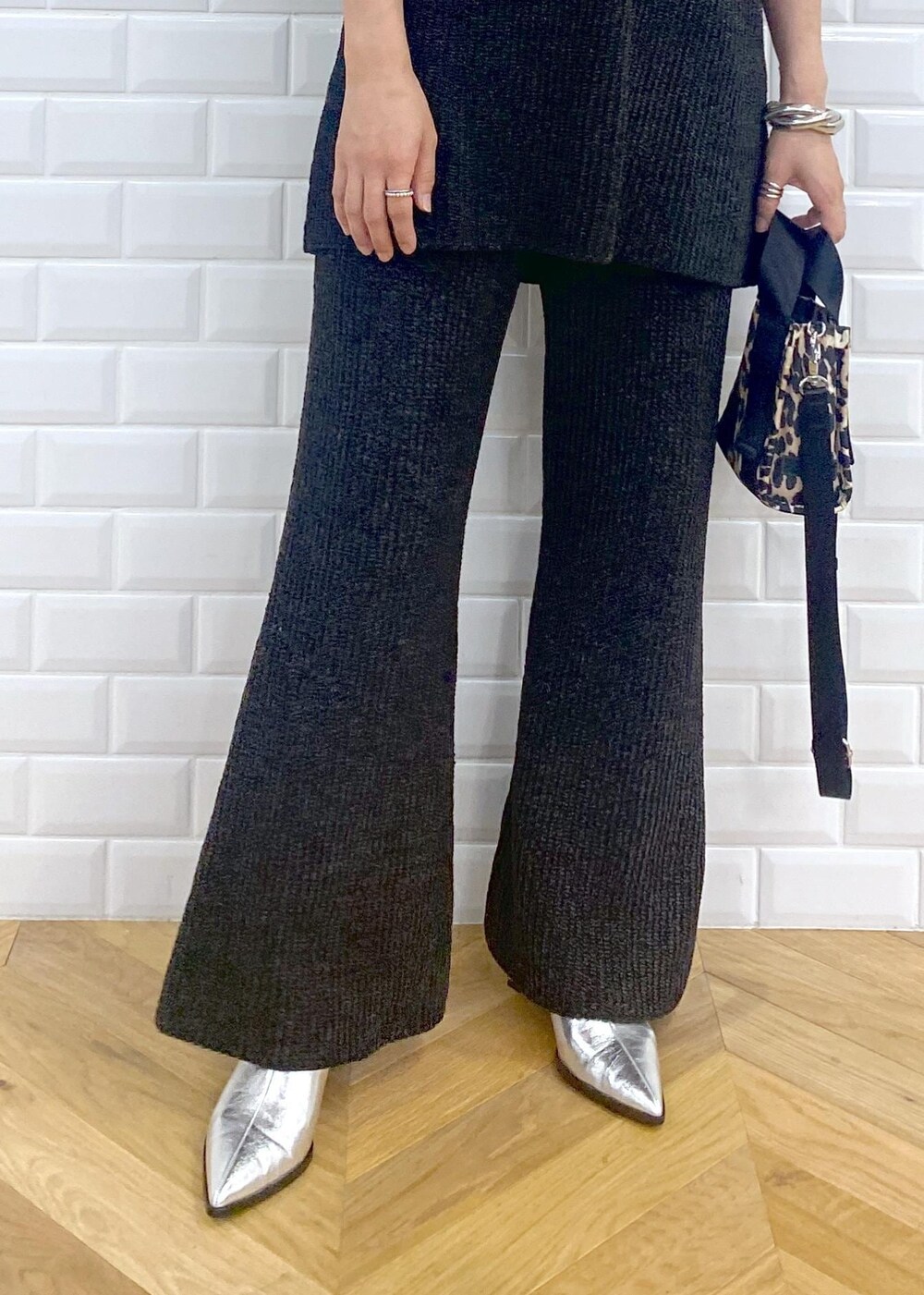 「GANNI、別注、Ben Amun、ベンアムン、24SS、24SS夏の新作、ママ、ママコーデ、ガニー、ブラック、プルオーバー、パンツ、十分丈、フレアパンツ、シルバー」｜「ADAM ET ROPE'の【洗える】ミックスモールヤーンニットパンツ（その他パンツ、ブラック系）」を使った、KUBOTAさん（レディース・159cm）の夏コーディネートの10枚目の写真