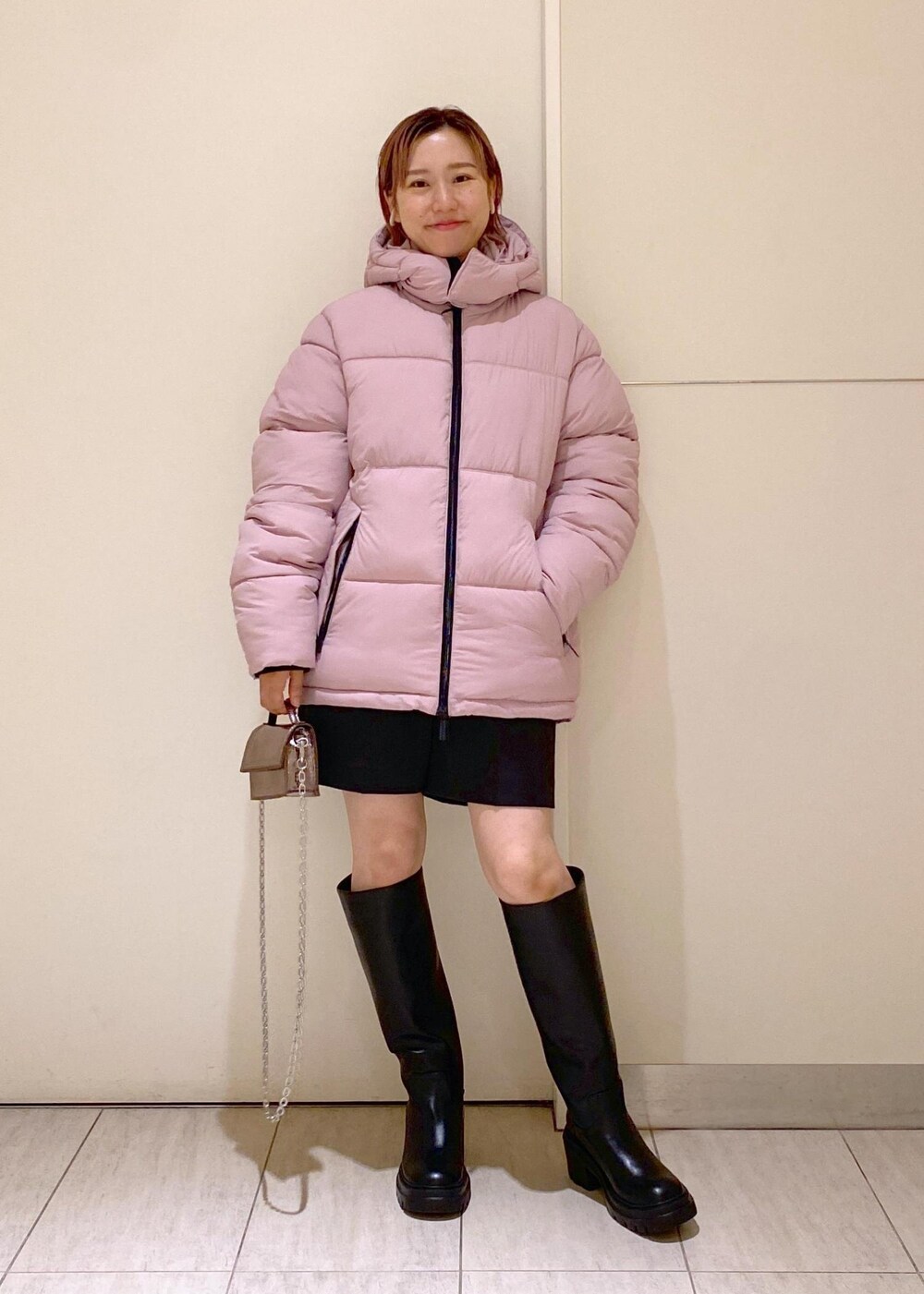 「THE VERY WARM、ザベリーワーム、ロングブーツ、ペプラム、ミニバッグ、ハーフパンツ、お出かけコーデ、シンプルコーデ、30代、ママコーデ、ADAM ET ROPÉ、FEMME、骨格ウェーブ、ブルべ、大人カジュアル」|「ADAM ET ROPE'の【サステナブル】ウエストロゴサテンショートパンツ(その他パンツ、ブラック系)」を使った、KUBOTAさん(レディース・159cm)の夏コーディネートの2枚目の写真