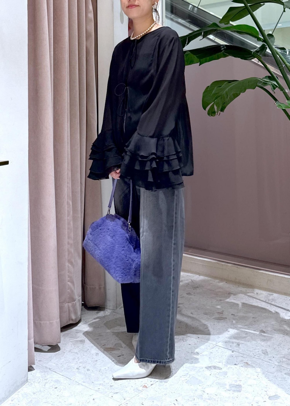 「ラッフルスリーブ、ブラウス、イヤリング、デニム、ママ、ママコーデ、パンプス、ファー、ファーバッグ、24aw、24aw秋の新作、キレイめカジュアル、初秋コーデ、秋コーデ、セレモニーコーデ」|「ADAM ET ROPE'のギャザーパンプス(パンプス、ホワイト系)」を使った、KUBOTAさん(レディース・159cm)の秋コーディネートの10枚目の写真