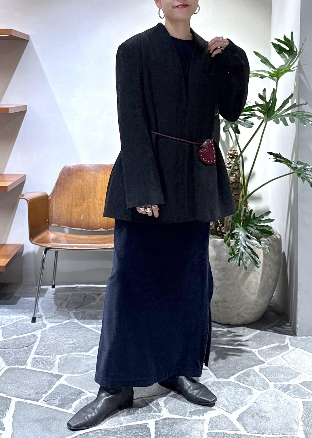 グレー系のシャツ/ブラウス、ブラック系のショルダーバッグ、ブルー系のワンピースを着用したレディースの冬コーディネートの5枚目の写真