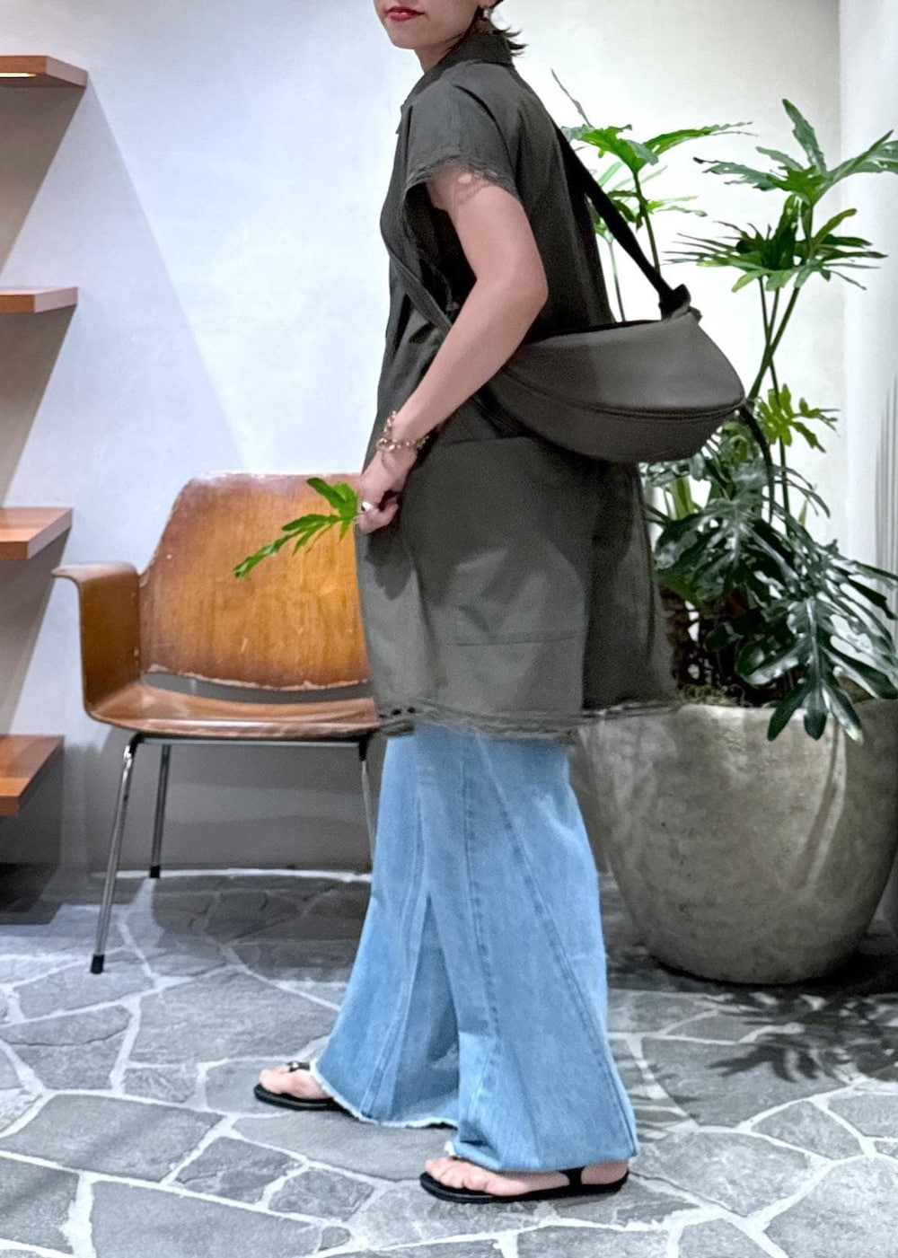 「25ss、25ss夏の新作、ママ、ママコーデ、ヘルシーデニム、Healthy denim、夏コーデ、運動会コーデ、デートコーデ、お出かけコーデ、旅行コーデ、フェスコーデ、推し活コーデ、女子会コーデ、大人カジュアル」｜「ADAM ET ROPE'の【Healthy Denim for ADAM ET ROPE'】別注 Daisy（デニムパンツ、ブルー系）」を使った、KUBOTAさん（レディース・159cm）の夏コーディネートの4枚目の写真