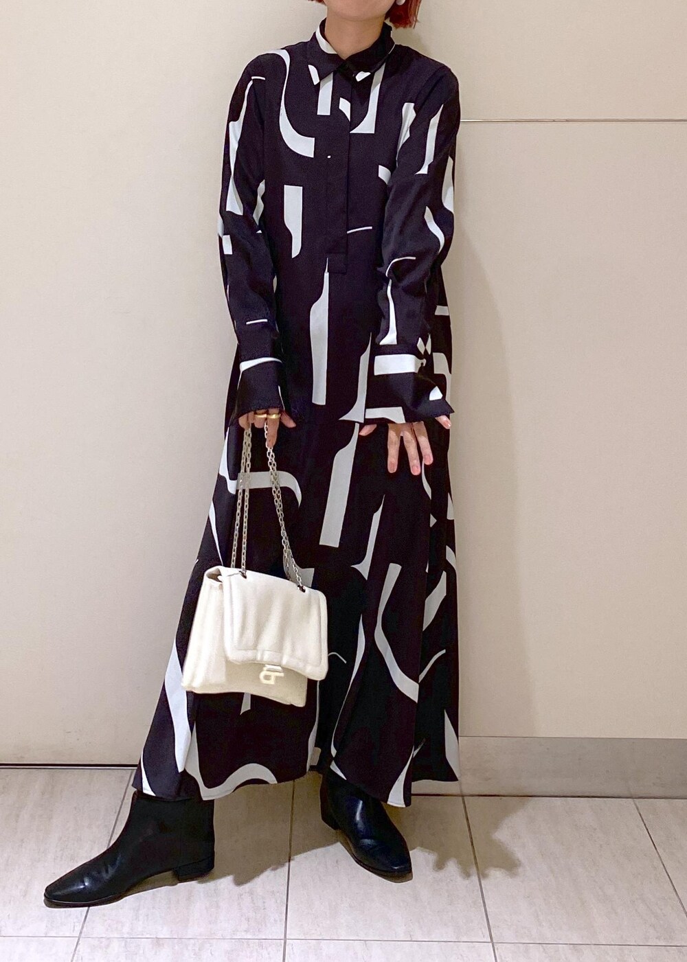 「柄ワンピ、チェーンバッグ、ロングブーツ、お呼ばれコーデ、七五三ママコーデ、ママコーデ、休日スタイル、リラックスコーデ、ADAM ET ROPÉ、骨格ウェーブ、ブルべ、きれいめカジュアル、フェミニン、モード、セレモニー」｜「ADAM ET ROPE'のナロースクエアフラットロングブーツ（ブーツ、ブラック系）」を使った、KUBOTAさん（レディース・159cm）の秋コーディネートの2枚目の写真