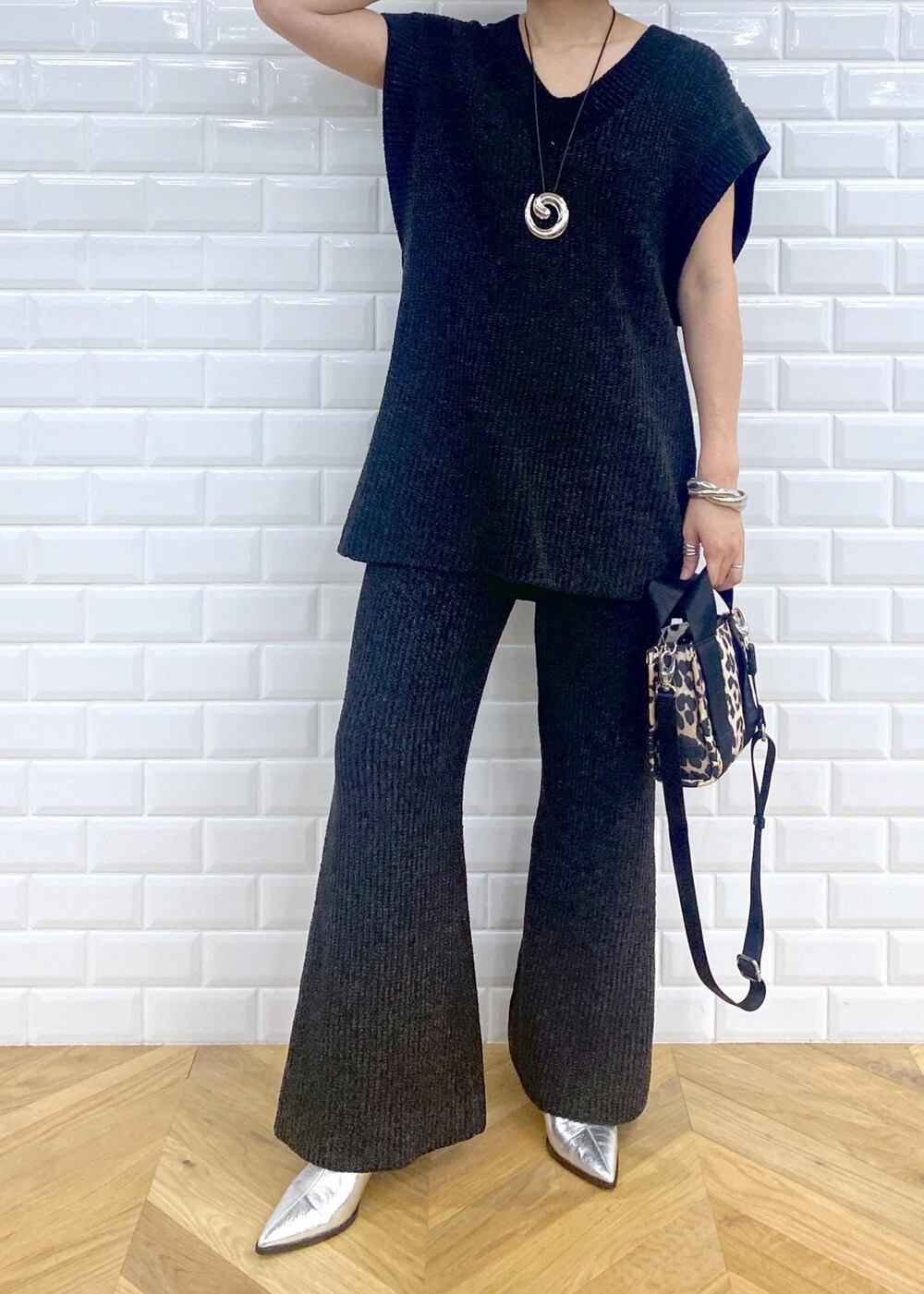 「GANNI、別注、Ben Amun、ベンアムン、24SS、24SS夏の新作、ママ、ママコーデ、ガニー、ブラック、プルオーバー、パンツ、十分丈、フレアパンツ、シルバー」｜「ADAM ET ROPE'の【洗える】ミックスモールヤーンニットパンツ（その他パンツ、ブラック系）」を使った、KUBOTAさん（レディース・159cm）の夏コーディネートの3枚目の写真