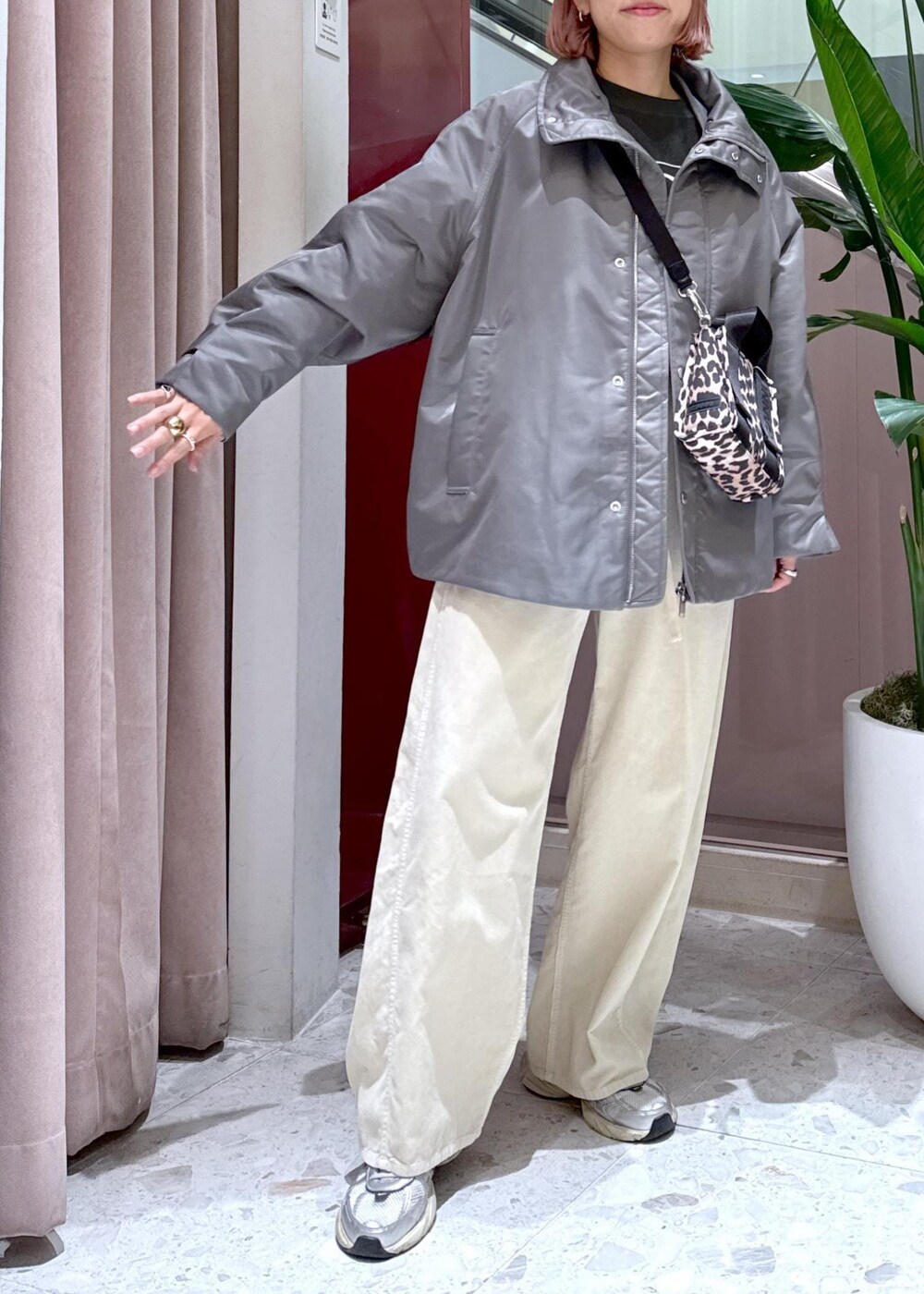 「upper hights for ADAM ET ROPE'、GANNI for ADAM ET ROPÉ、Champion for ADAM ET ROPÉ、アッパーハイツ、ガニー、チャンピオン、コーデュロイパンツ、コールテンパンツ、レオパード、ミニバッグ、スニーカー、ナイキ、NIKE、NIKE V2K RUN、24aw」｜「ADAM ET ROPE'の【upper hights for ADAM ET ROPE'】別注 THE U-BENCH（その他アウター、グレー系）」を使った、KUBOTAさん（レディース・159cm）の秋コーディネートの8枚目の写真