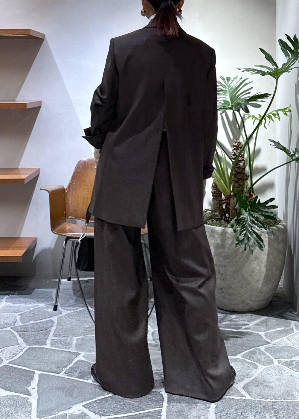 ブラック系のショルダーバッグ、ホワイト系のTシャツ/カットソー、ブラウン系のテーラードジャケットを着用したレディースの秋コーディネートの6枚目の写真