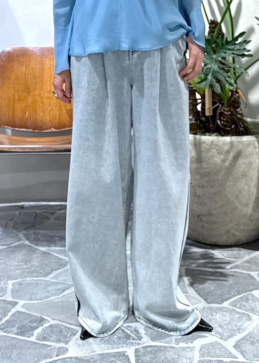 ブラック系のサンダル、ブラウン系のキャミソール、ブルー系のデニムパンツを着用したレディースの秋コーディネートの3枚目の写真