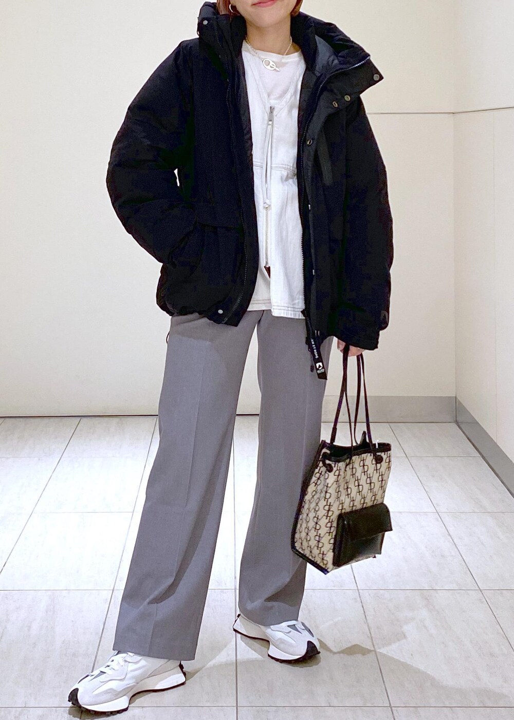 「アライド、ALLIED、agnes b.、アニエスベー、ママコーデ、休日スタイル、お出かけコーデ、NEW BALANCE327、NEW BALANCE、ニューバランス、ADAM ET ROPÉ、FEMME、HOMME、UNISEX、骨格ウェーブ」｜「ADAM ET ROPE'の【LES BIJOUX】ニュアンスマンテルネックレス（ネックレス、シルバー系）」を使った、KUBOTAさん（レディース・159cm）の冬コーディネートの4枚目の写真