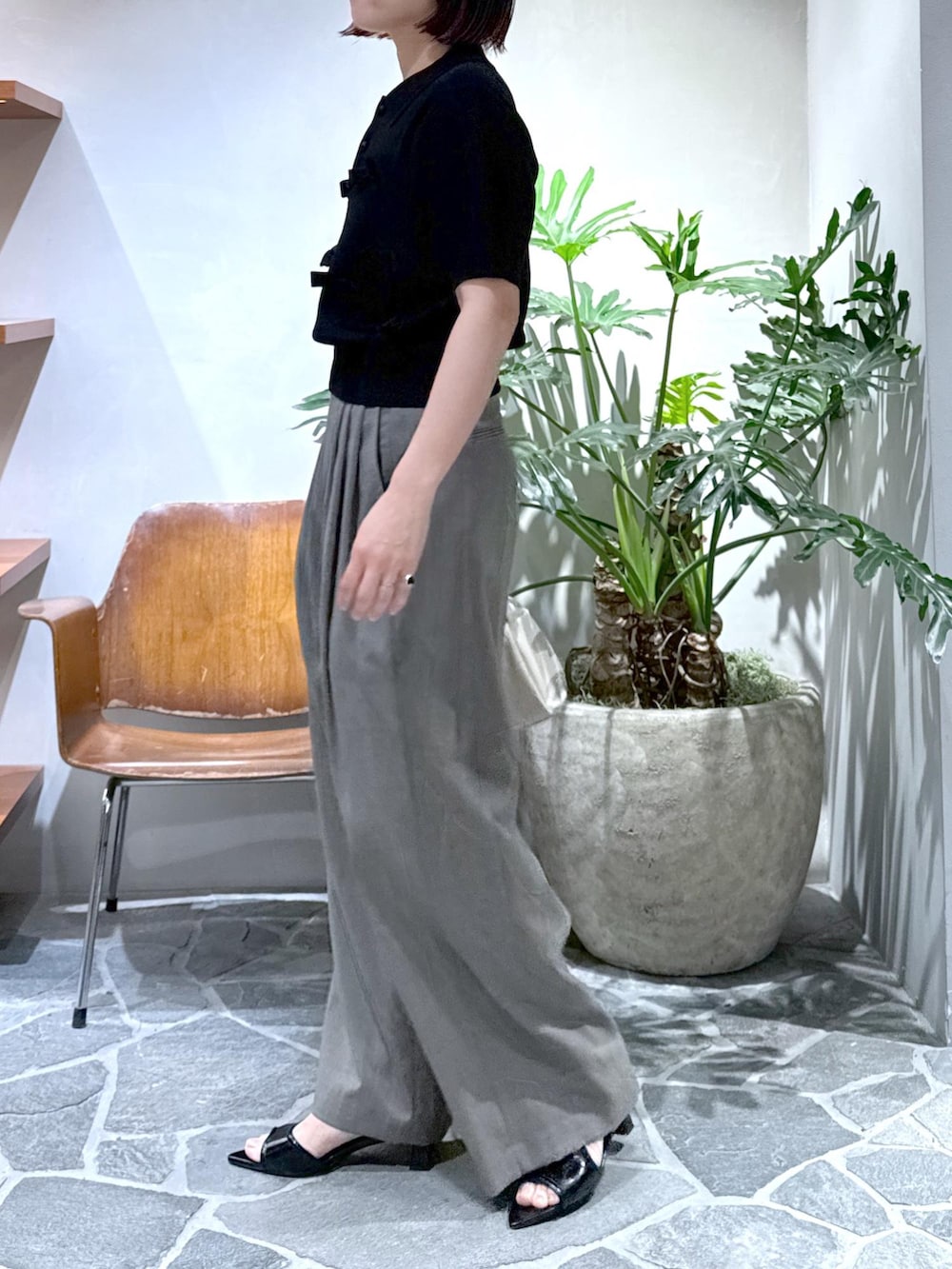 「デザイントップス、リボン、ワイドパンツ、スラックスパンツ、25ss、25ss春の新作、ママ、ママコーデ、大人コーデ、キレイめカジュアル、初春コーデ、春コーデ、デートコーデ、お出かけコーデ、旅行コーデ」|「ADAM ET ROPE'のポインテッドウェーブミュール(サンダル、ブラック系)」を使った、KUBOTAさん(レディース・159cm)の春コーディネートの3枚目の写真