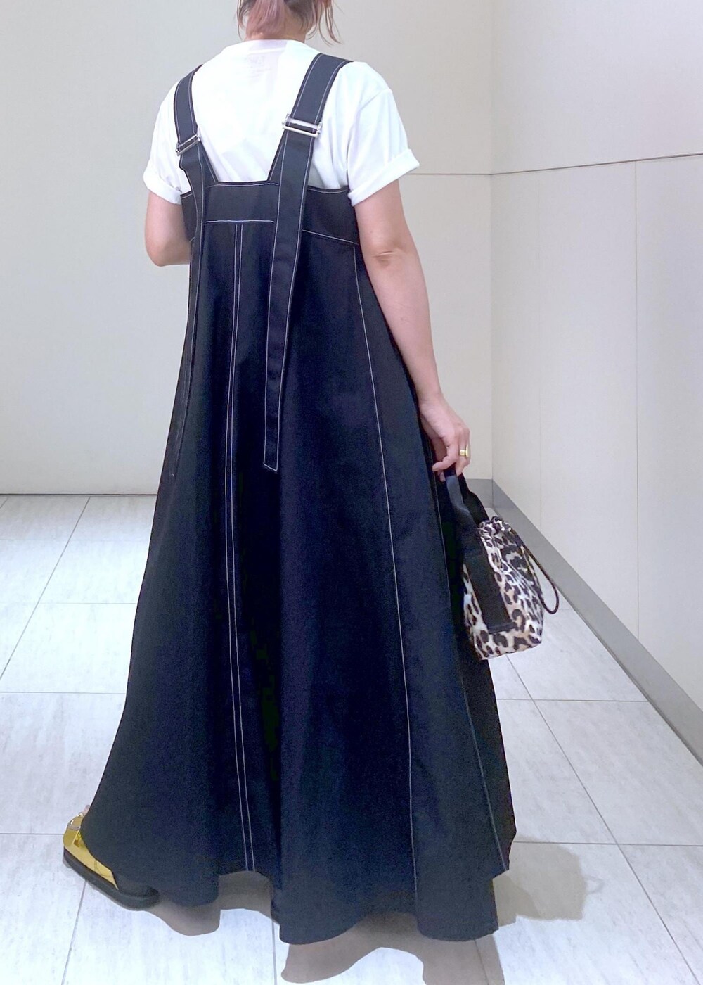 「GANNI、ガニー、逸品、24SS、24SS夏の新作、SALE、SALEアイテム、セールアイテム、ママ、ママコーデ、A WEEK ABROAD、Tシャツ、Tシャツコーデ、デニムコーデ、夏コーデ」|「ADAM ET ROPE'のダブルバックルプラットフォームサンダル(サンダル、ゴールド系)」を使った、KUBOTAさん(レディース・159cm)の夏コーディネートの8枚目の写真