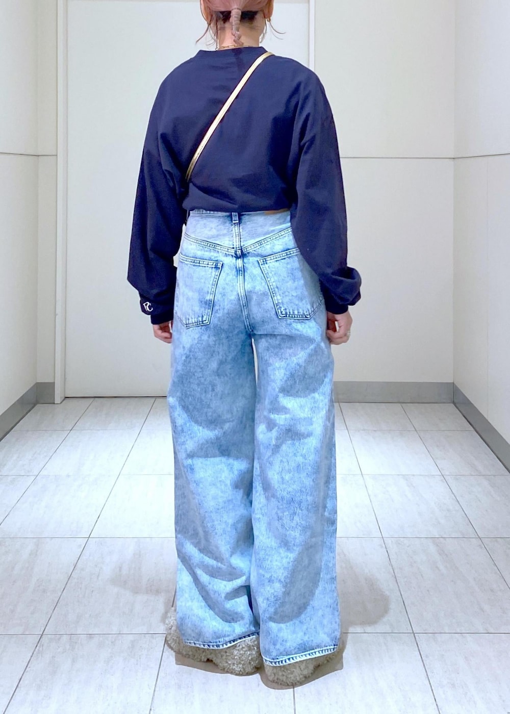 「PARROT CANVAS、パロットキャンバス、ファー、クロッグ、ウエストポーチ、24AW、24AW秋の新作、ママ、ママコーデ、ロンT、Tシャツコーデ、NEEDBY、ニードバイ、デニムコーデ、デニム」｜「ADAM ET ROPE'のチャンキーフェイクファークロッグ（サンダル、ベージュ系）」を使った、KUBOTAさん（レディース・159cm）の夏コーディネートの10枚目の写真