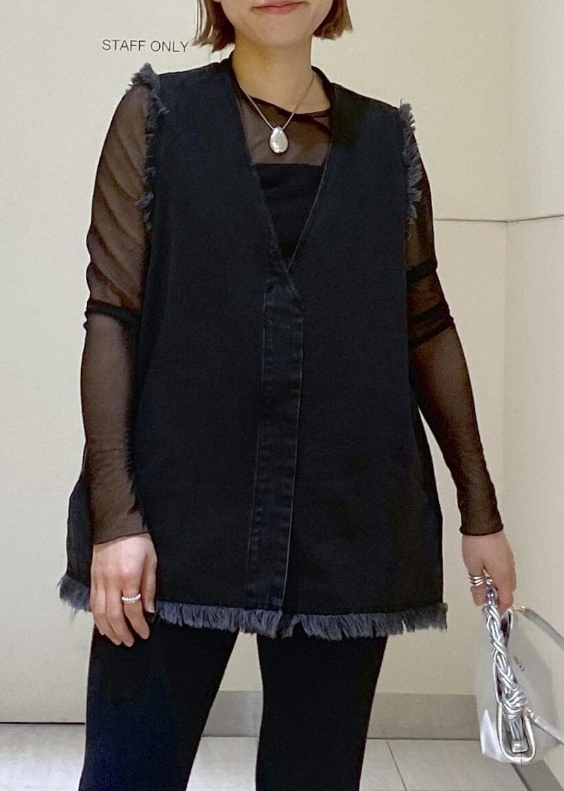 「GANNI、ガニー、Ben Amun、ベンアムン、24SS、24SS春の新作、デニムベスト、ニットパンツ、ママコーデ、休日スタイル、お出かけコーデ、大人かわいい、ADAM ET ROPÉ、骨格ウェーブ、ブルべ」|「ADAM ET ROPE'のナローフラットサンダル(サンダル、シルバー系)」を使った、KUBOTAさん(レディース・159cm)の春コーディネートの8枚目の写真
