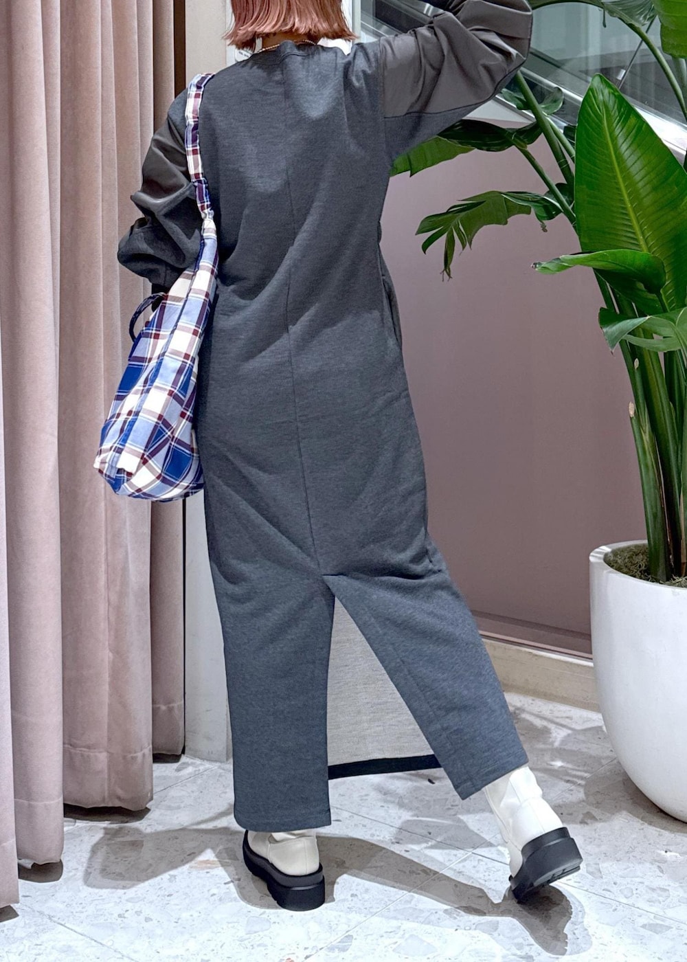 ホワイト系のブーツ、ブルー系のトートバッグ、グレー系のワンピースを着用したレディースの秋コーディネートの6枚目の写真