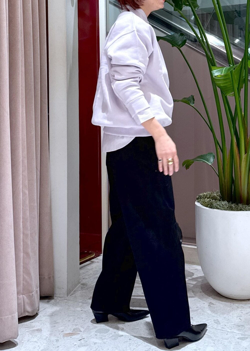 ブラック系のその他パンツ、ブラック系のショルダーバッグ、パープル系のスウェットを着用したレディースの冬コーディネートの7枚目の写真