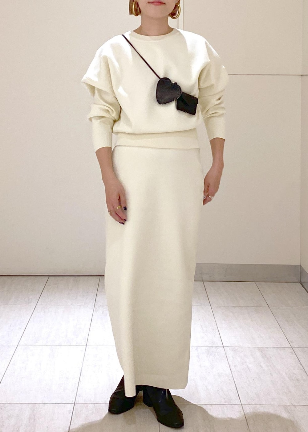 「JANE SMITH、ジェーンスミス、COW LEATHER HEART COIN CASE AND AIRPODS CASE、AIRPODS CASE、コインケース、ロングブーツ、お出かけスタイル、お出かけコーデ、休日スタイル、ママコーデ、ホワイト、クルーネック、タイトスカート、セットアップ、ブーツ」|「ADAM ET ROPE'のナロースクエアフラットロングブーツ(ブーツ、ブラック系)」を使った、KUBOTAさん(レディース・159cm)の秋コーディネートの2枚目の写真