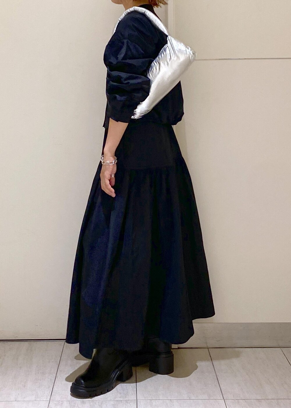 「ロングブーツ、コキヨ、kokyo、ibipio、イビピーオ、シルバー、ブレスレット、30代、ママコーデ、休日コーデ、楽ちんコーデ、リラックスコーデ、スカート、ブーツ、ADAM ET ROPÉ」｜「ADAM ET ROPE'の【kokyo】rectangulo puff bag（ハンドバッグ、シルバー系）」を使った、KUBOTAさん（レディース・159cm）の夏コーディネートの4枚目の写真