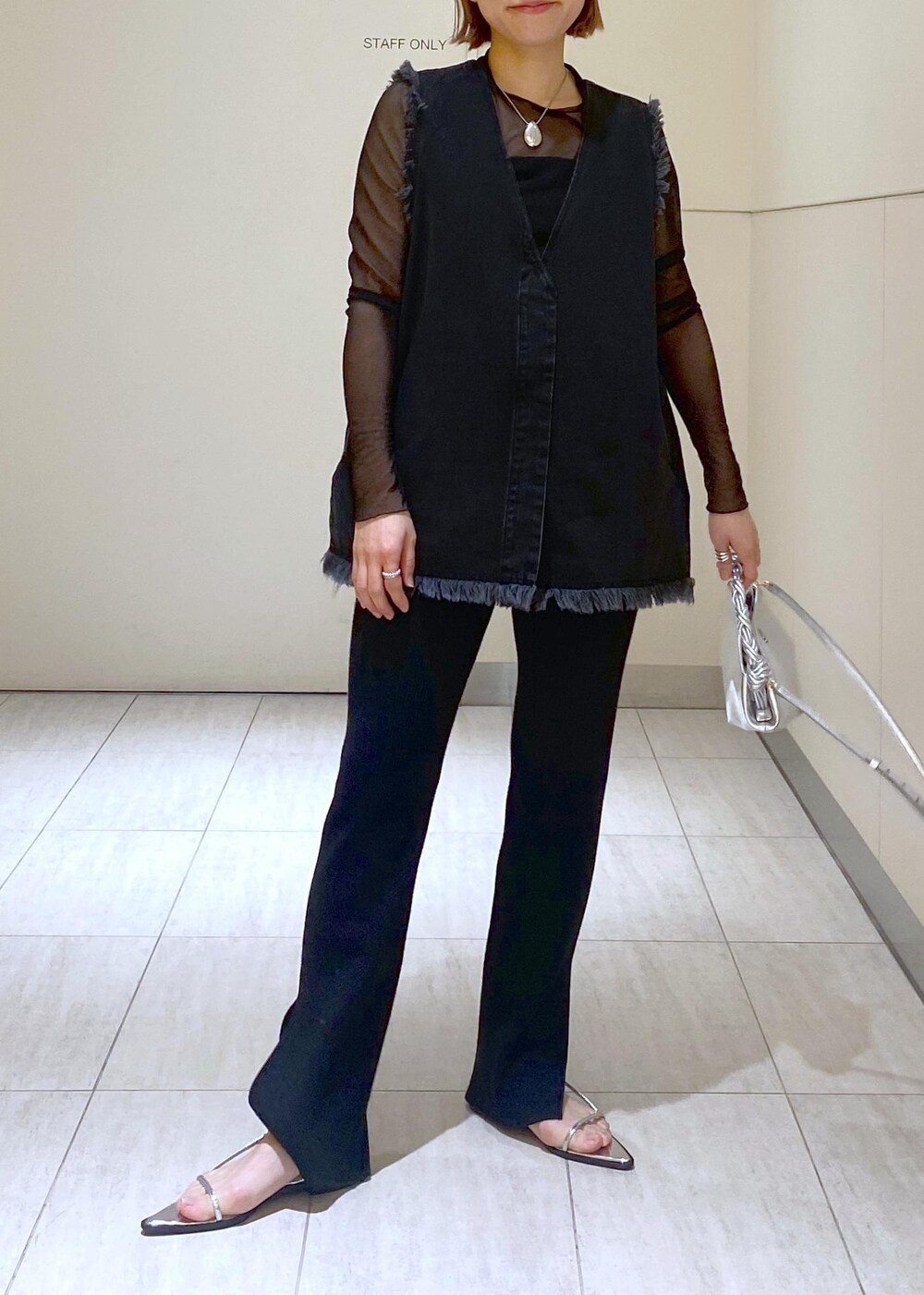 「GANNI、ガニー、Ben Amun、ベンアムン、24SS、24SS春の新作、デニムベスト、ニットパンツ、ママコーデ、休日スタイル、お出かけコーデ、大人かわいい、ADAM ET ROPÉ、骨格ウェーブ、ブルべ」|「ADAM ET ROPE'のナローフラットサンダル(サンダル、シルバー系)」を使った、KUBOTAさん(レディース・159cm)の春コーディネートの3枚目の写真
