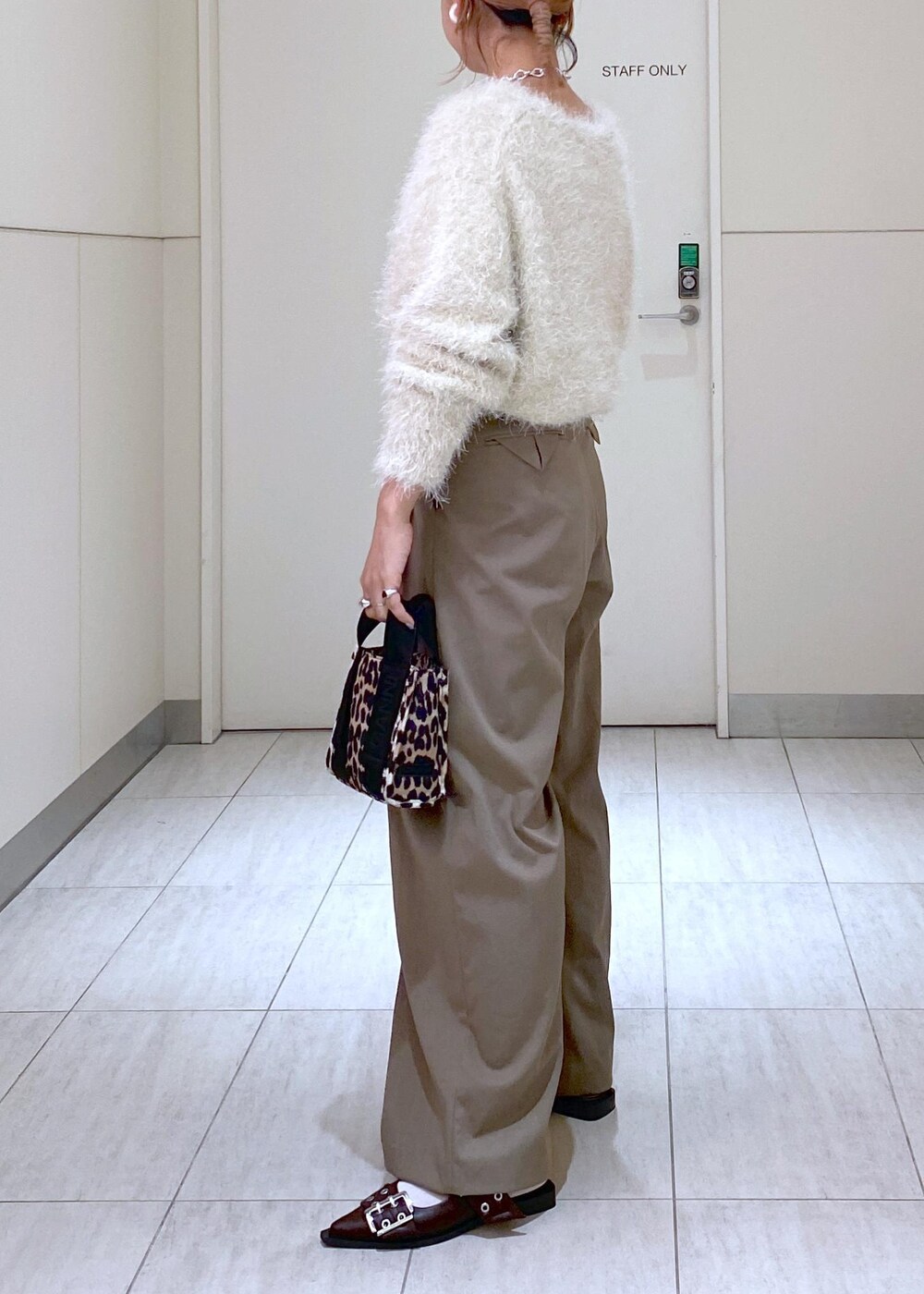 「GANNI、GANNI for ADAM ET ROPÉ、24aw、24aw秋の新作、ドレスバンツ、ニット、ママ、ママコーデ、大人かわいい、キレイめカジュアル、初秋コーデ、秋コーデ、初冬コーデ、デートコーデ、お出かけコーデ」|「ADAM ET ROPE'のバイカラーベルトドレスパンツ(スラックス、グリーン系)」を使った、KUBOTAさん(レディース・159cm)の秋コーディネートの6枚目の写真