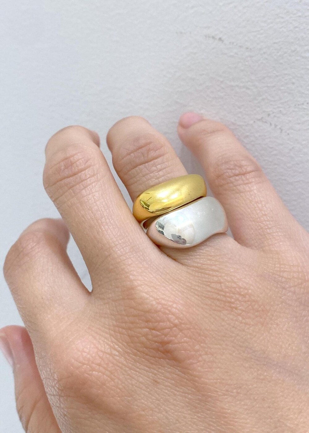 「KNOWHOW jewelry、ノウハウジュエリー、SITA NEVADO、シタネバド、ネックレス、イヤーカフ、ハート、ROLLA'S、ローラス、リネンライク、ロゴT、24SS、24SS夏の新作、24SS春の新作、ママ」|「ADAM ET ROPE'のギャザーパンプス(パンプス、ゴールド系)」を使った、KUBOTAさん(レディース・159cm)の夏コーディネートの8枚目の写真