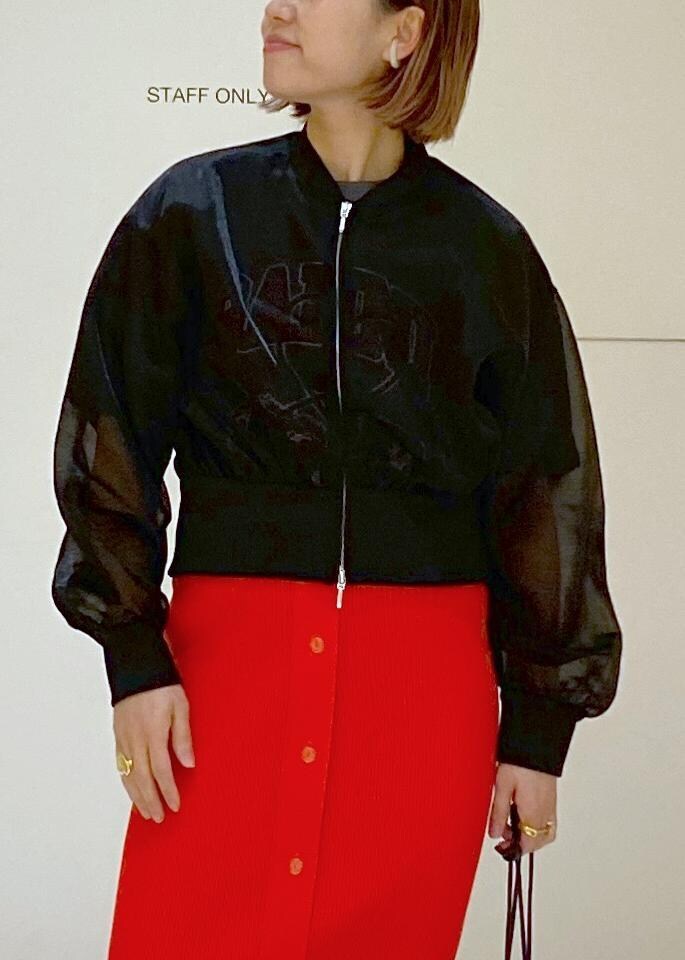 ブラック系のサンダル、ブラック系のショルダーバッグ、レッド系のスカートを着用したレディースの春コーディネートの8枚目の写真