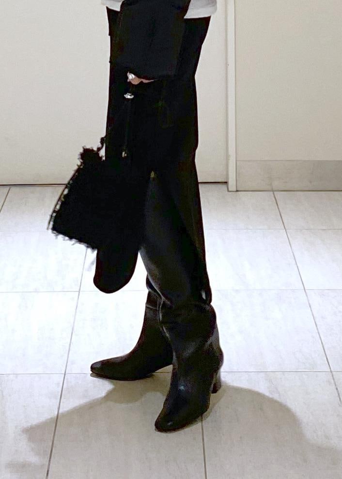 ピンク系のニット/セーター、ブラック系のブーツ、ブラック系のショルダーバッグを着用したレディースの秋コーディネートの6枚目の写真