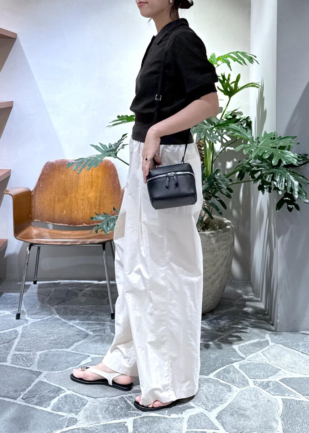 ホワイト系のその他パンツ、ブラック系のショルダーバッグ、ブルー系のポロシャツを着用したレディースの夏コーディネートの3枚目の写真