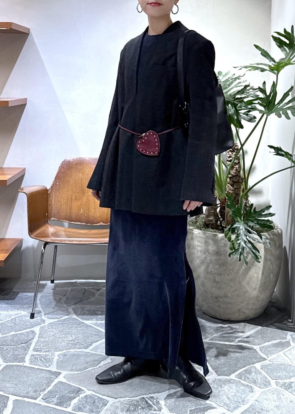 グレー系のシャツ/ブラウス、ブラック系のショルダーバッグ、ブルー系のワンピースを着用したレディースの冬コーディネートの4枚目の写真