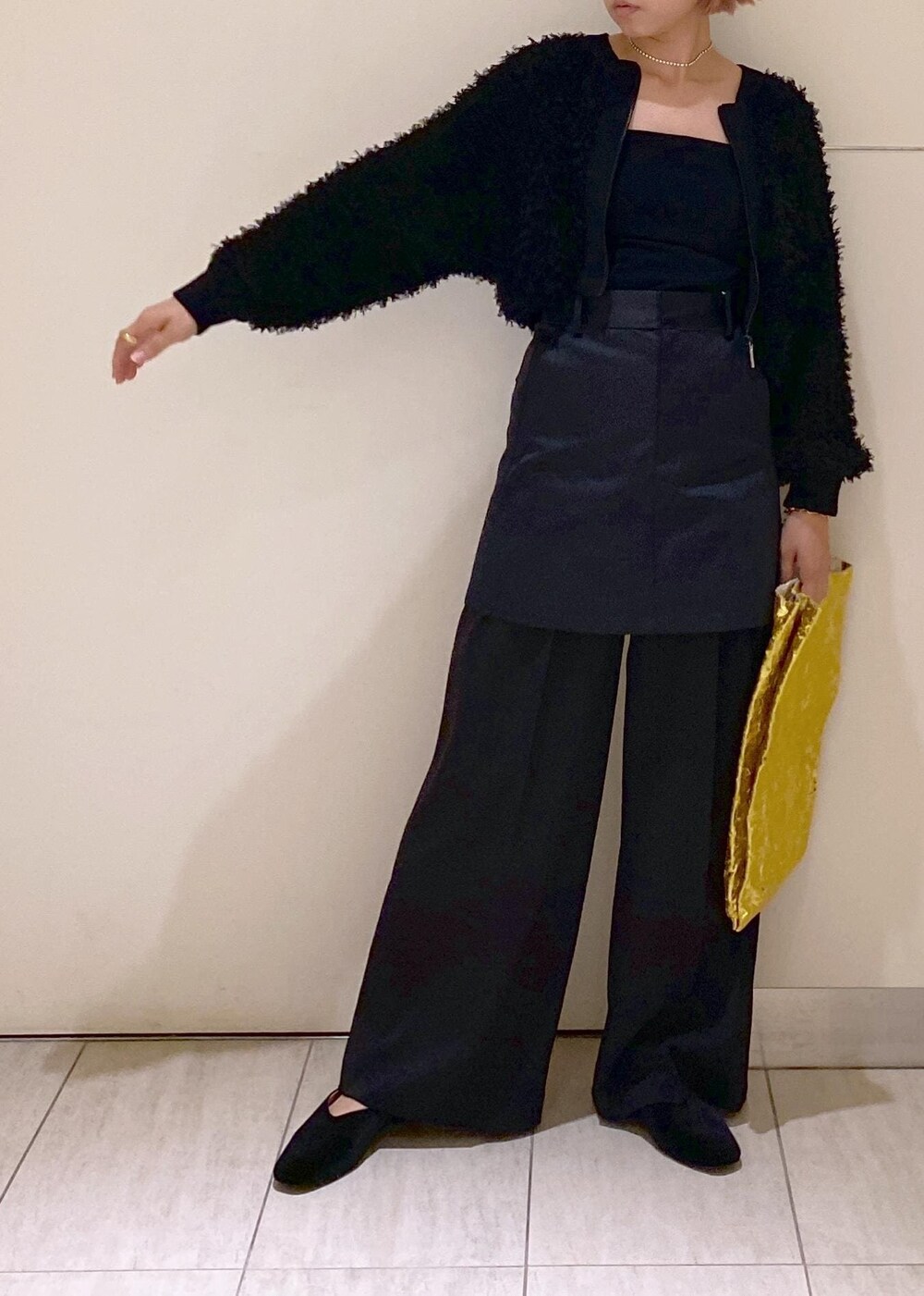 ブラック系のパンプス、ブラック系のスラックス、ブラック系のスカートを着用したレディースの秋コーディネートの9枚目の写真