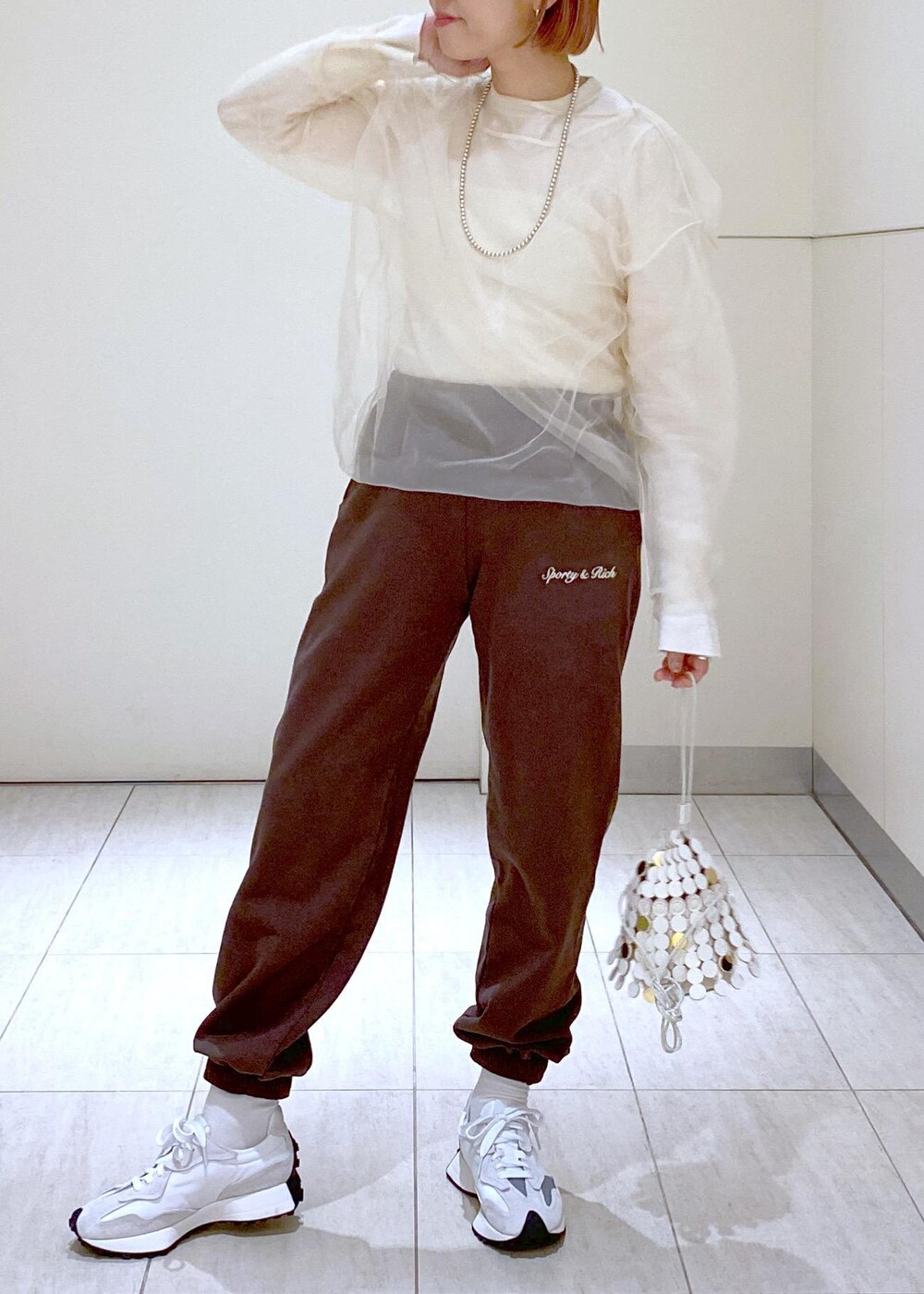ホワイト系のニット/セーターを着用したレディースの冬コーディネートの6枚目の写真